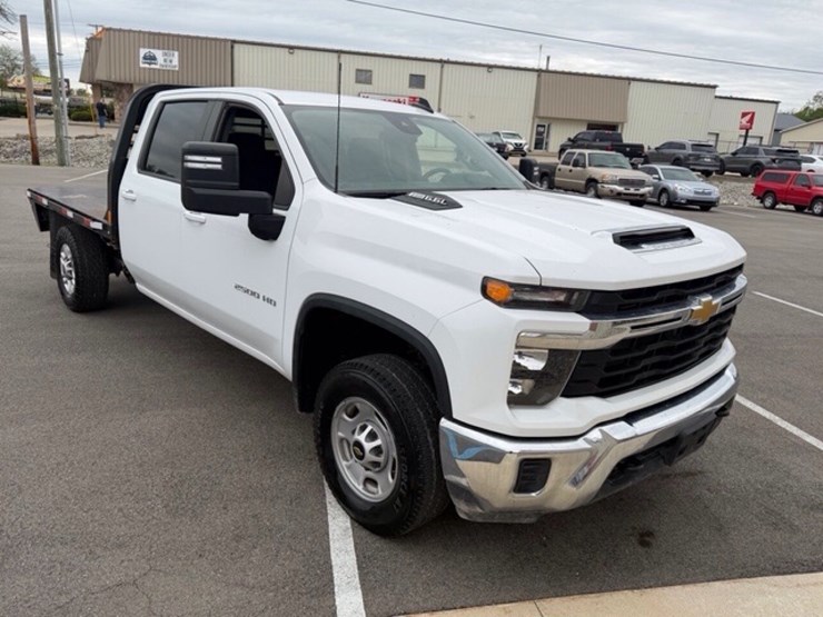 2024-chevrolet-silverado-2500hd-lt-image-3
