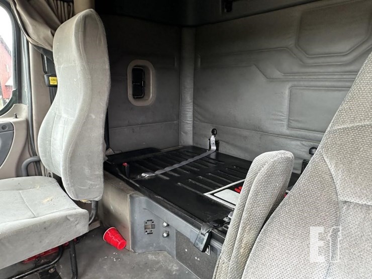 2012-freightliner-cascadia-113-image-13