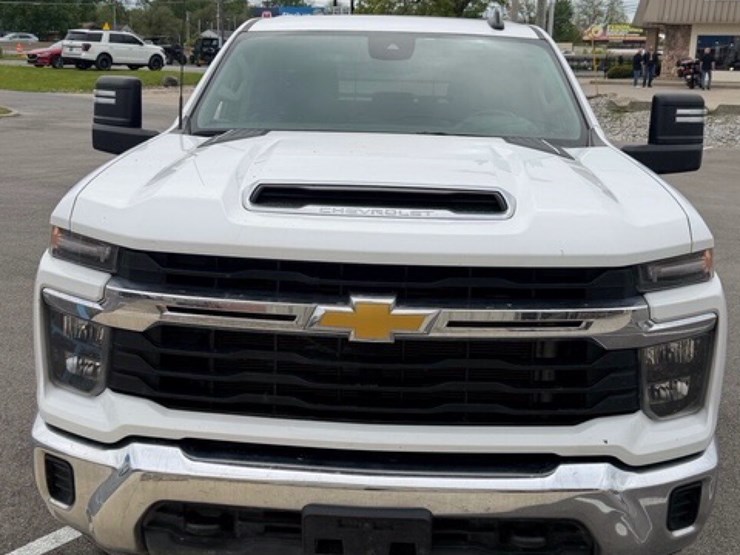 2024-chevrolet-silverado-2500hd-lt-image-2
