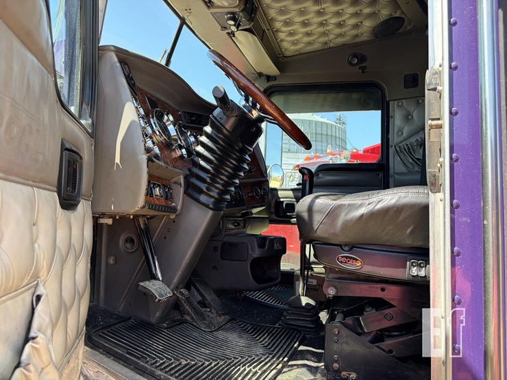 2005-kenworth-w900-image-23