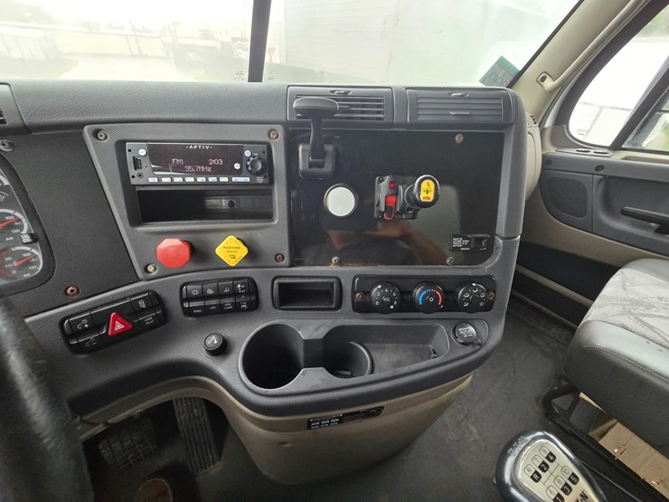 2015-freightliner-cascadia-113-image-58