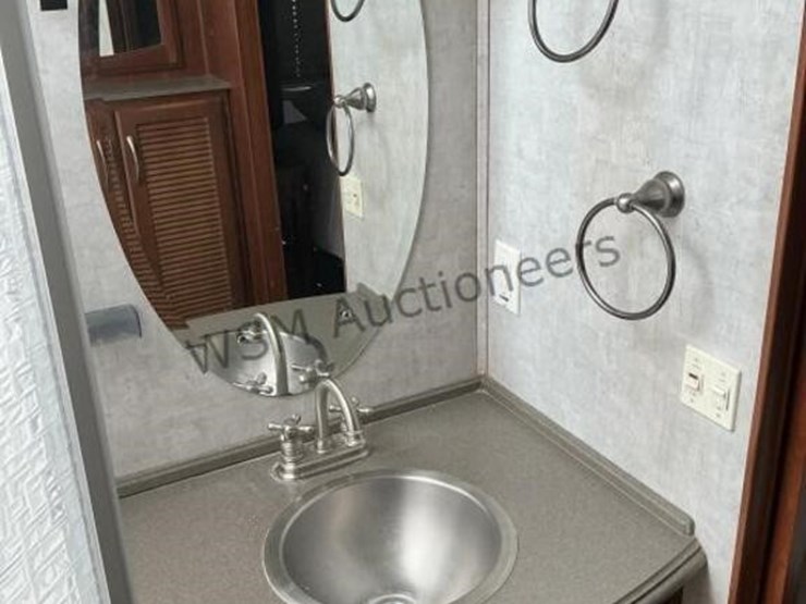 2006-fleetwood-excursion-motorhome-image-41
