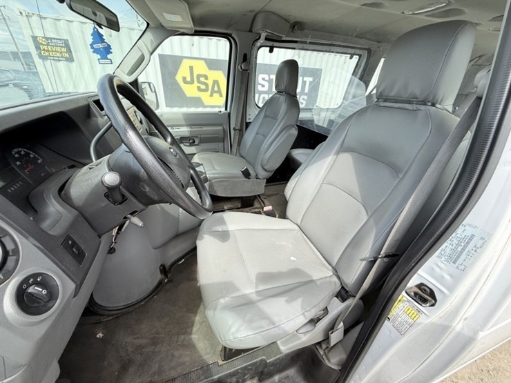 2010-ford-e350-image-22