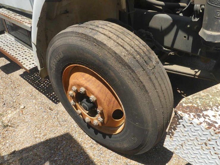 1999-freightliner-fl70-image-11