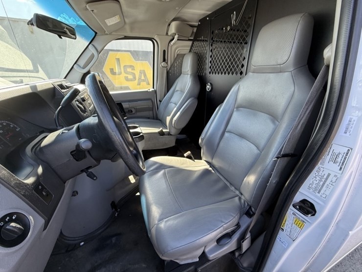 2014-ford-cargo-image-24