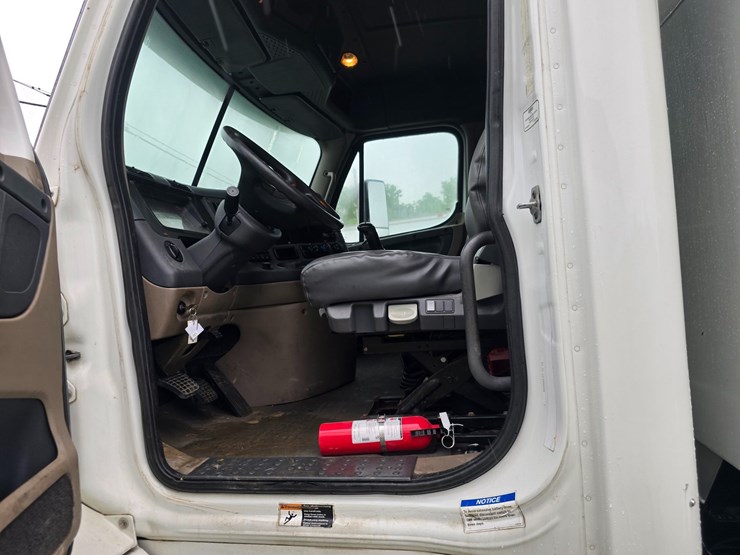 2015-freightliner-cascadia-113-image-53
