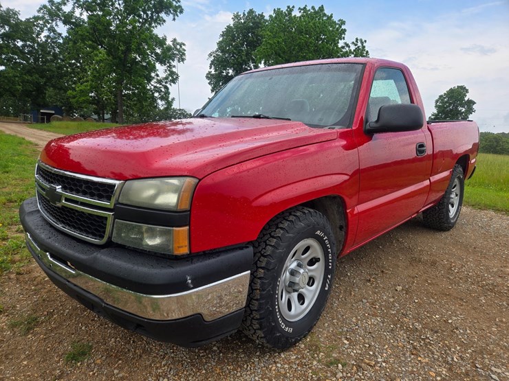 #24356-•-2006-chevrolet-silverado-pickup-truck-image-2