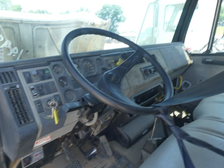 1999-freightliner-fl70-image-14