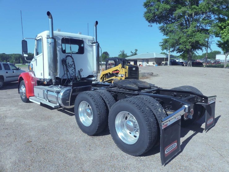 2014-freightliner-coronado-132-image-4