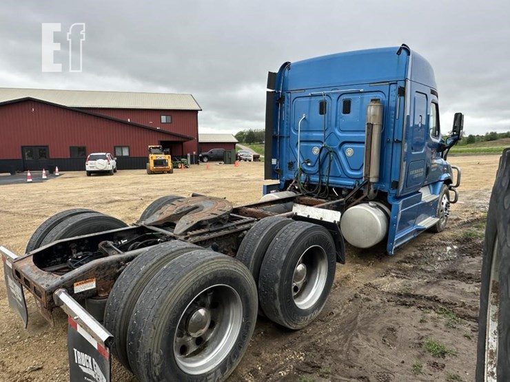 2014-freightliner-cascadia-113-image-3
