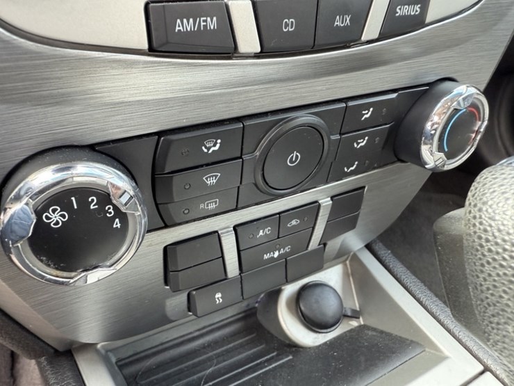 2010-ford-fusion-se-sedan-image-29
