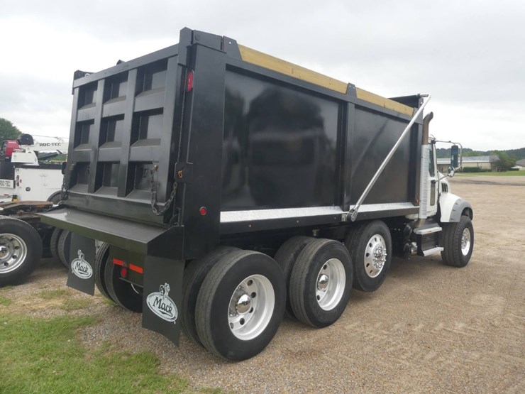 2020-mack-granite-64ft-image-3