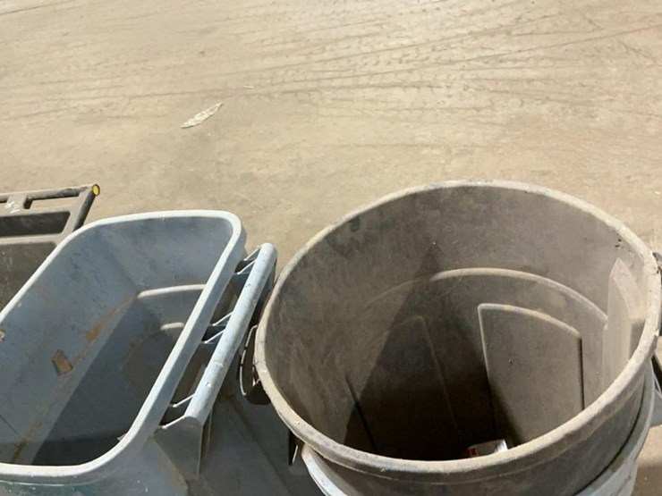 #164-•-poly-carts-and-trash-cans-image-21