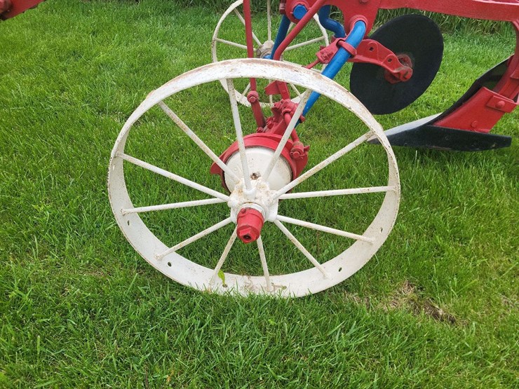 international-1-bottom-pull-type-moldboard-plow-image-17