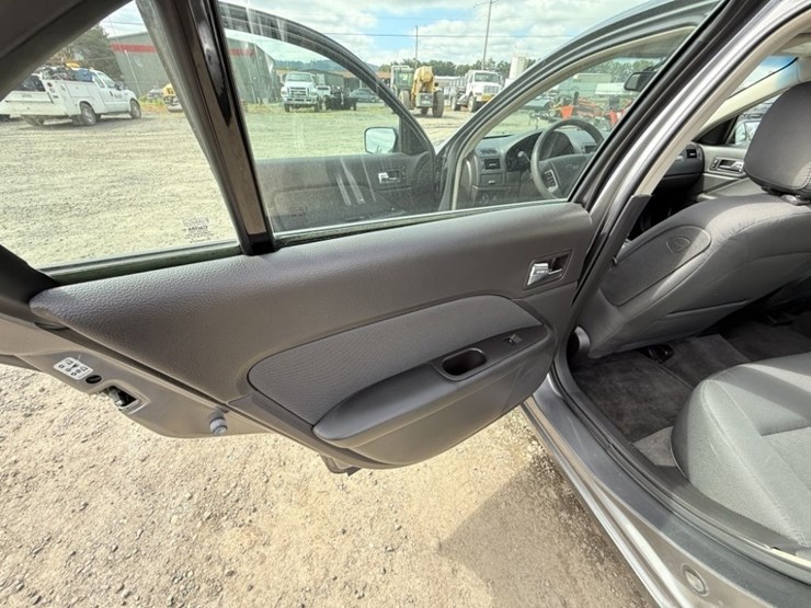 2010-ford-fusion-se-sedan-image-22