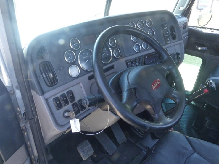 2017-peterbilt-389-image-16