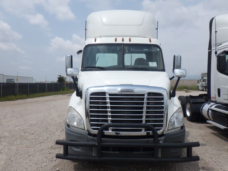 2017-freightliner-cascadia-113-image-2
