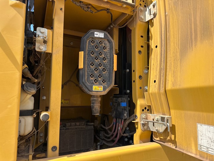 2021-caterpillar-320-image-7