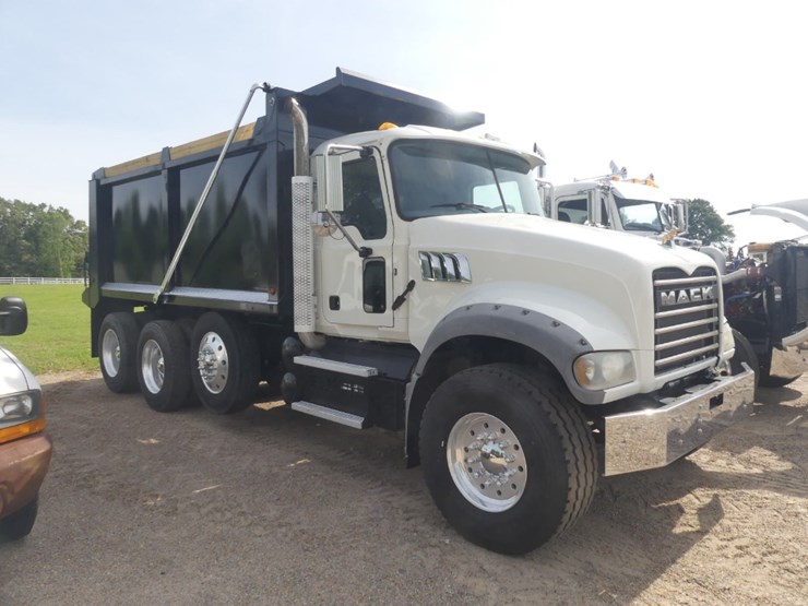 2020-mack-granite-64ft-image-2