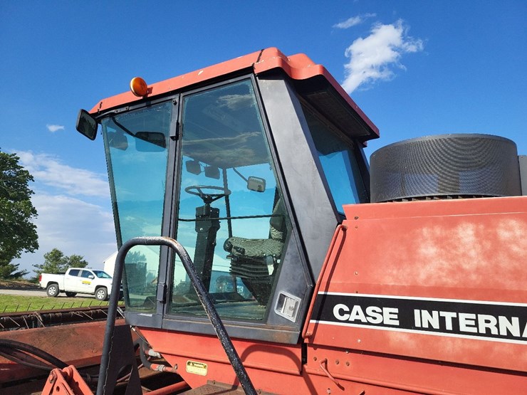 international-8840-swather-image-38