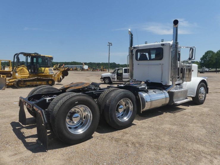 2017-peterbilt-389-image-3
