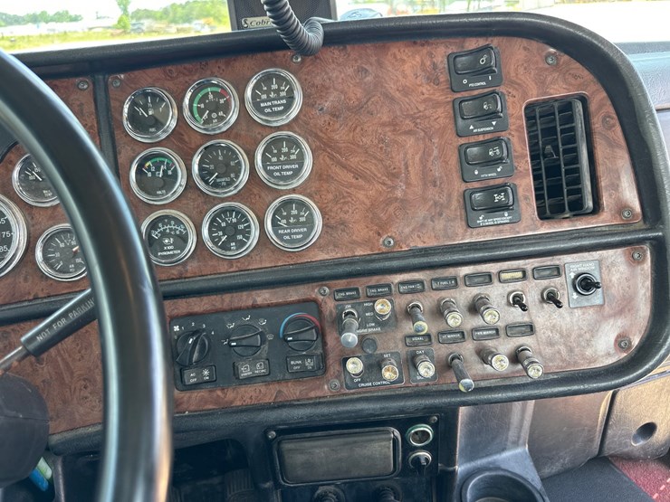 2005-peterbilt-378-image-12