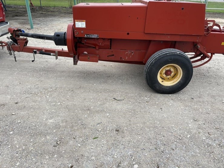 new-holland-570-image-3