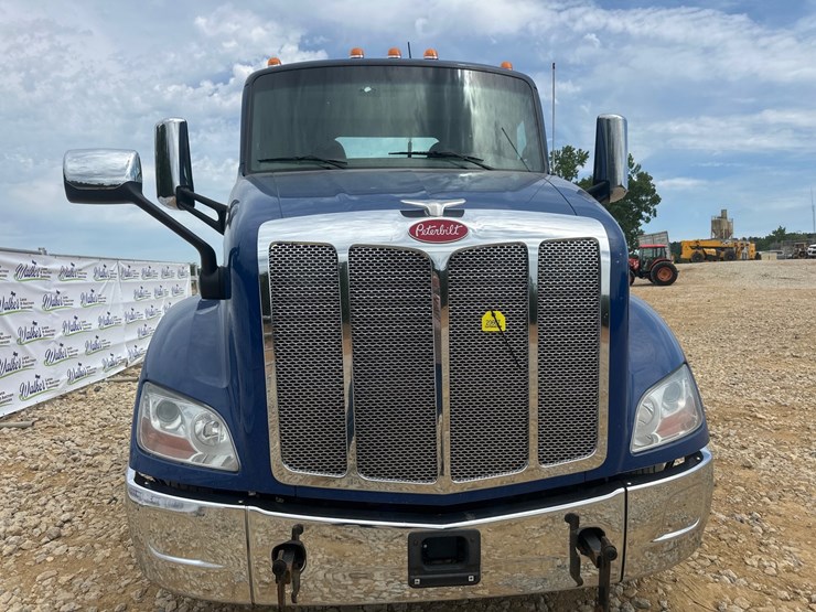 2017-peterbilt-579-image-8