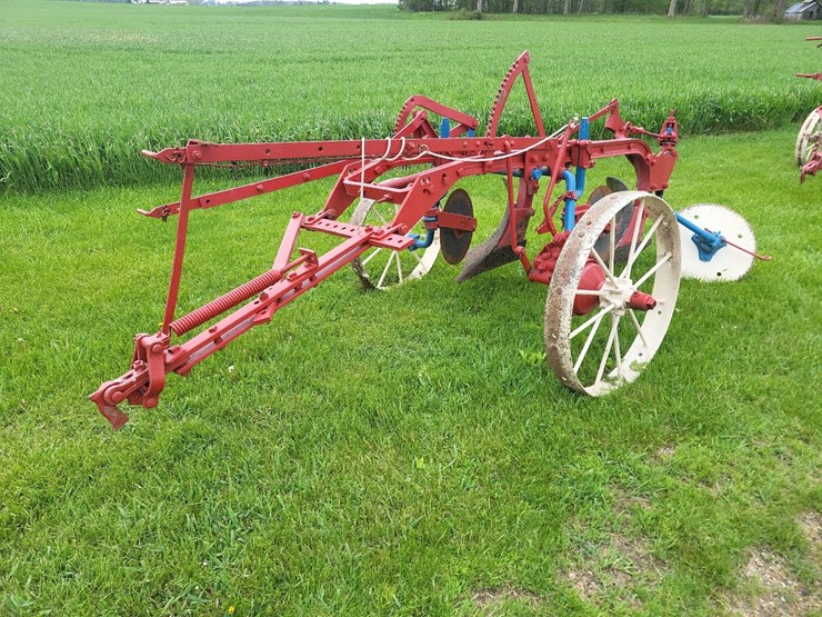 international-2-bottom-pull-type-moldboard-plow---nice-image-7