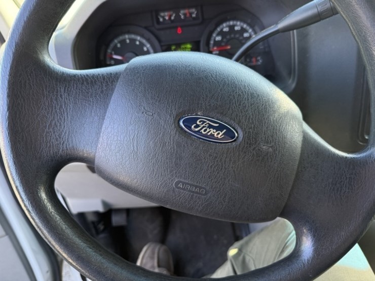 2014-ford-cargo-image-28