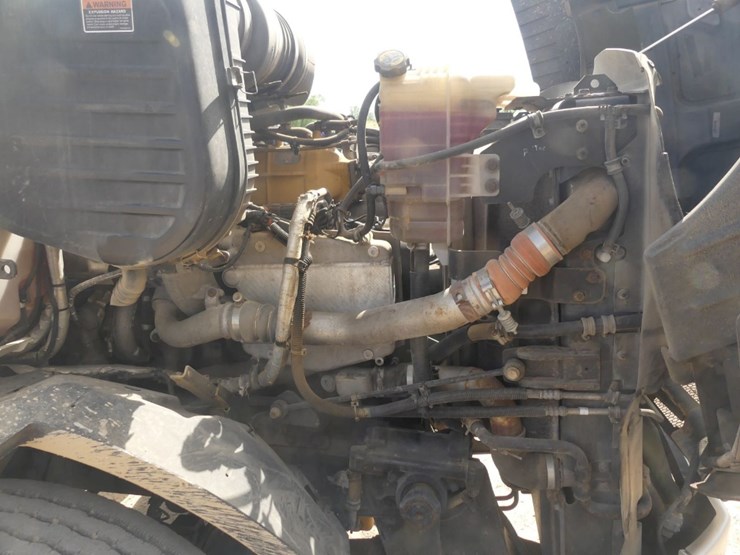 2013-caterpillar-ct660l-image-13