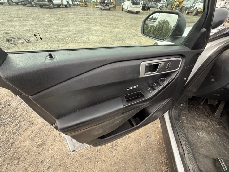 2020-ford-explorer-image-27