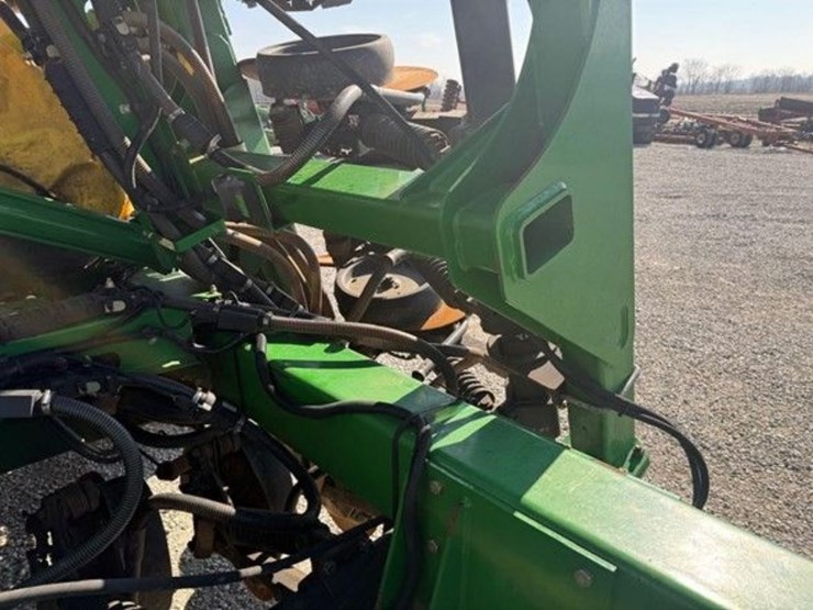 2010-john-deere-1990-image-34