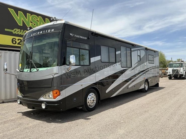 2006-fleetwood-excursion-motorhome-image-2