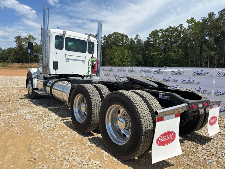2025-peterbilt-567-image-8