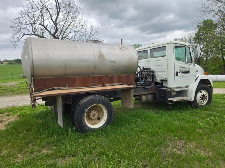 1999-freightliner-fl70-image-17