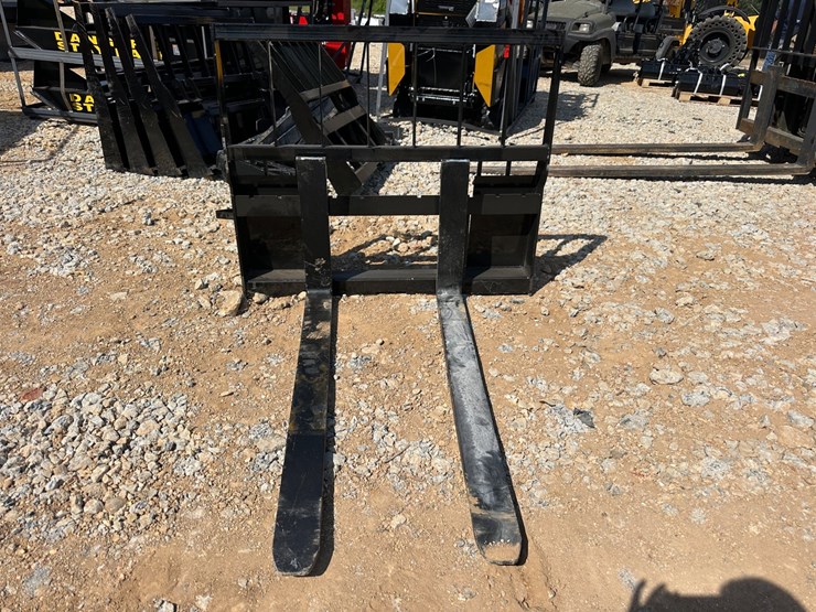 #20641-•-mower-king-48"-quick-attach-pallet-forks-image-1