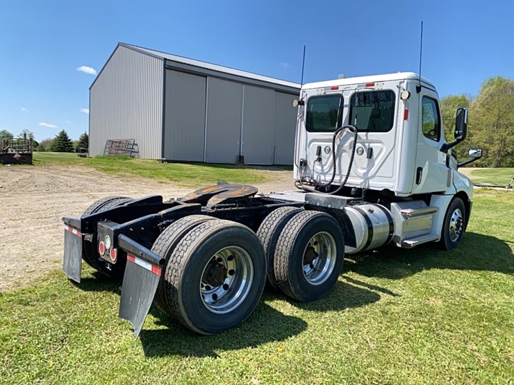 2019-freightliner-cascadia-day-cab-image-4