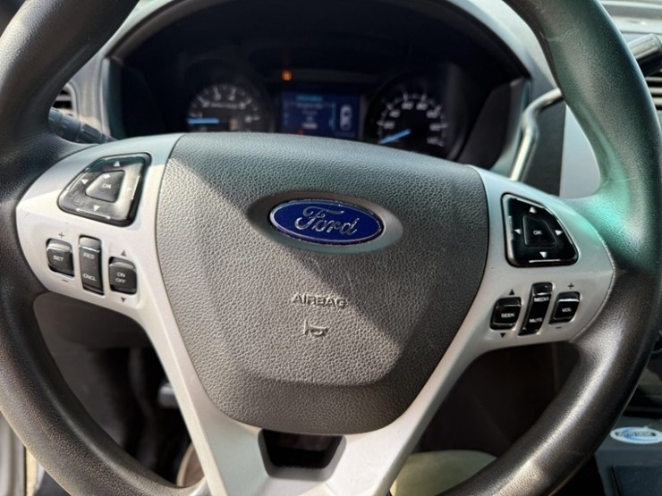 2014-ford-explorer-image-30