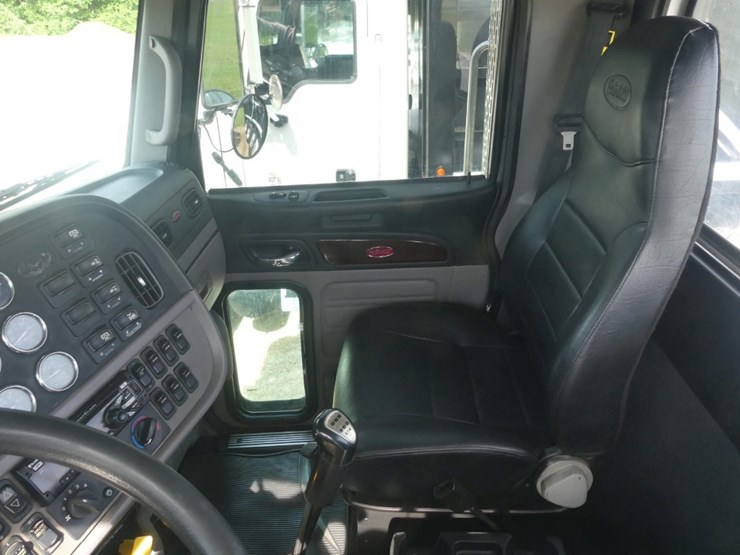 2018-peterbilt-389-image-17
