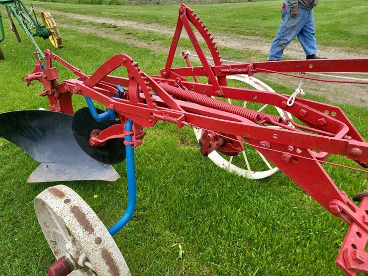 international-1-bottom-pull-type-moldboard-plow-image-9