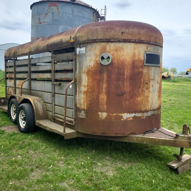 1990 S&H Tandem Axle Bumper Livestock Trailer