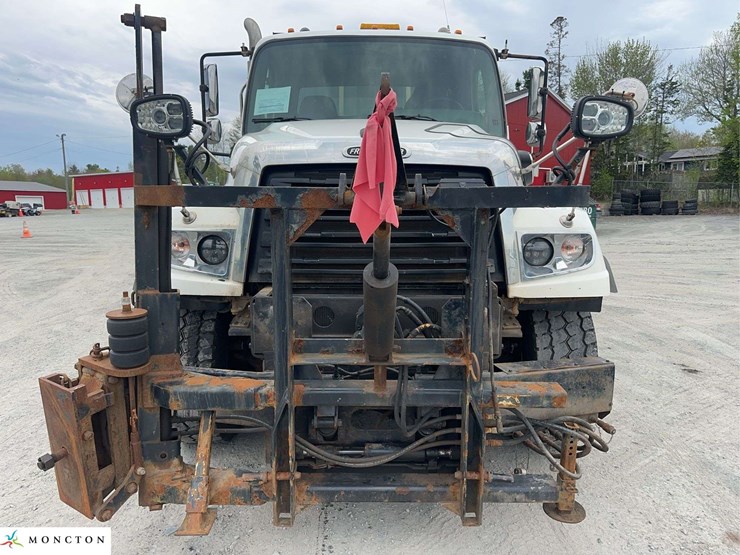 2015-freightliner-114sd-image-2