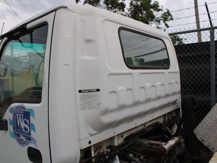 2005-isuzu-nqr-image-11
