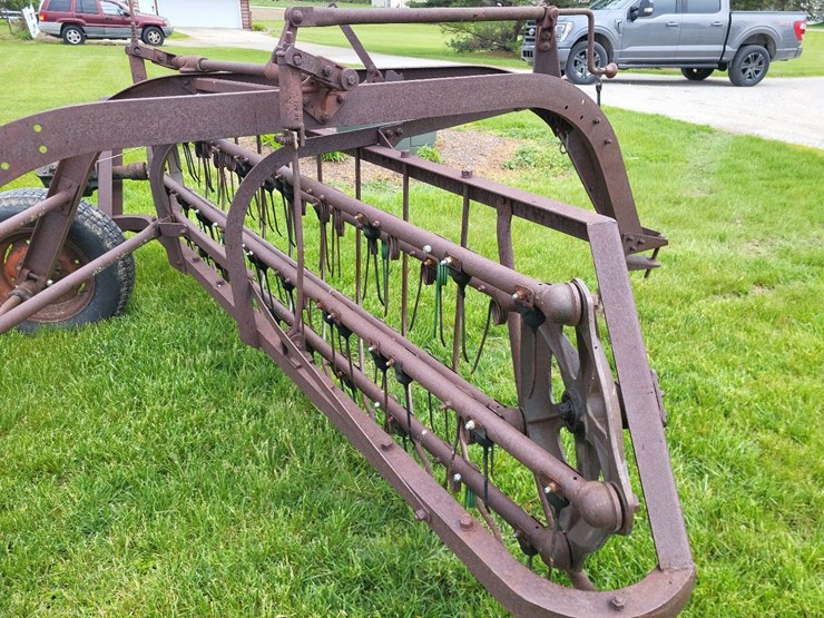 new-idea-bar-hay-rake-image-19