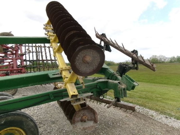 john-deere-220-image-11