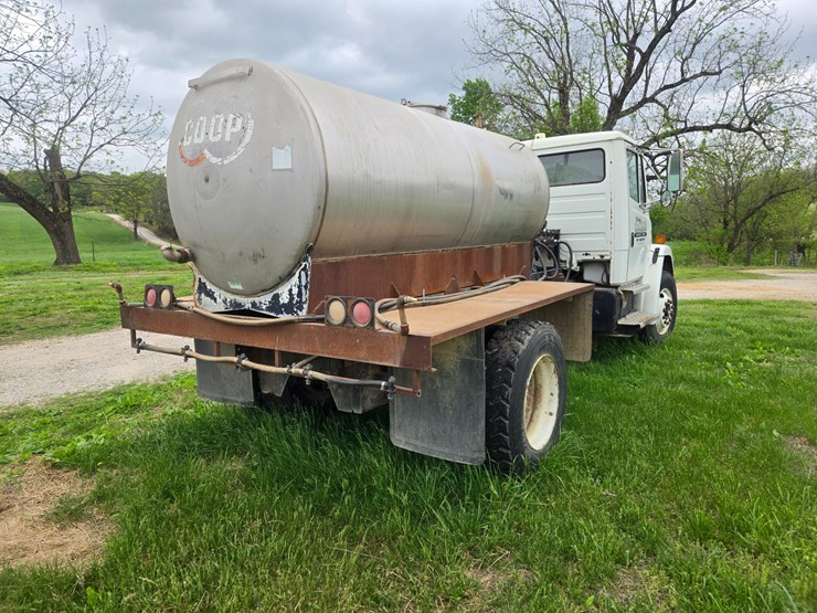 1999-freightliner-fl70-image-15