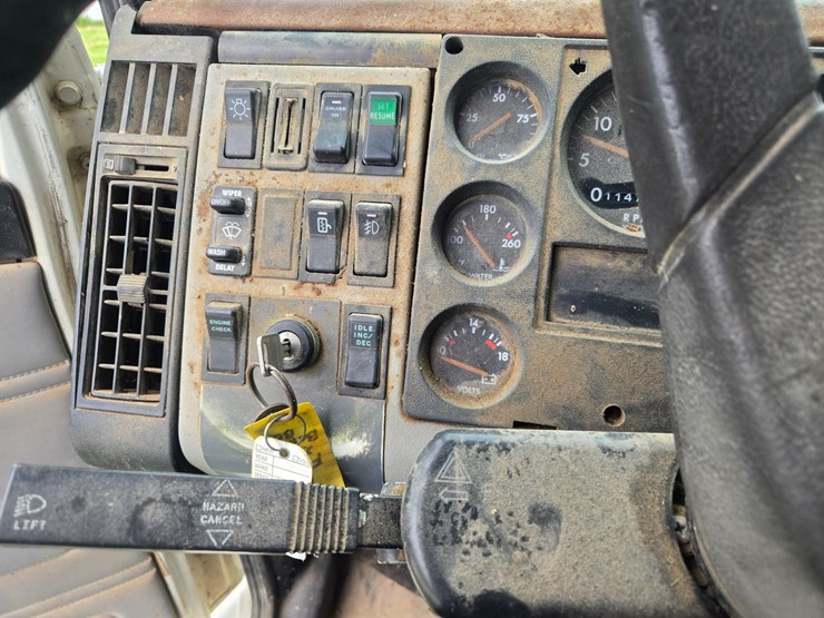 1999-freightliner-fl70-image-59