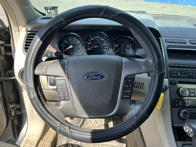 2012-ford-taurus-sel-sedan-image-19