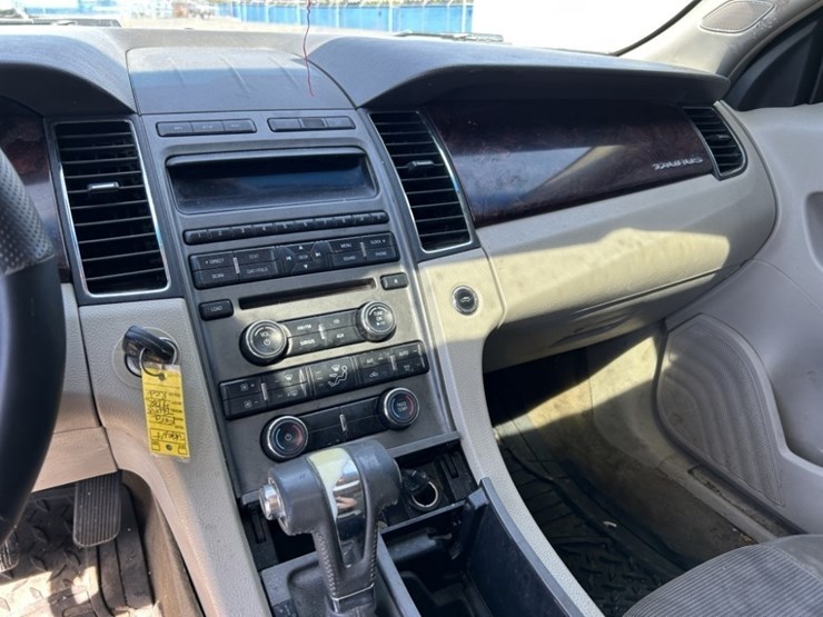 2012-ford-taurus-sel-sedan-image-15